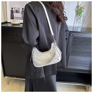 Détail du sac hobo argenté avec texture froissée vintage et bandoulière en chaîne métal