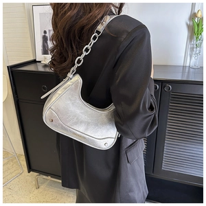Détail du sac hobo argenté avec texture craquelée vintage et chaîne métallique