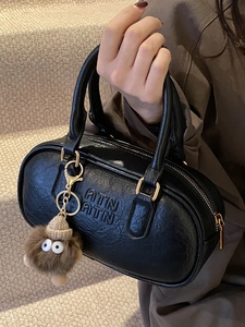 Sac cylindrique en cuir noir rétro avec gaufrage ATN et breloque petit monstre