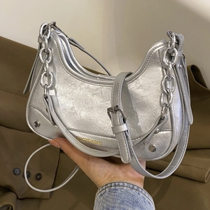 Sac sous le bras croissant argenté avec chaîne épaisse et finition texturée