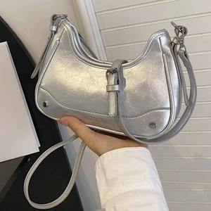 Sac sous le bras argenté avec texture craquelée et bandoulière de style Y2K