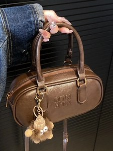 Sac Boston vintage marron foncé en similicuir grainé avec breloque monstre en peluche
