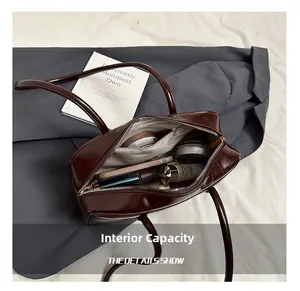 Vue détaillée de la capacité intérieure du sac Boston en cuir ciré marron avec accessoires