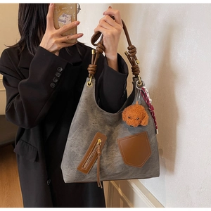 Selfie allo specchio della grande borsa tote in tela con tracolla e ciondolo a cucciolo