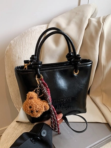 Borsa a mano retrò nera lucida con finiture dorate e ciondolo a forma di orso