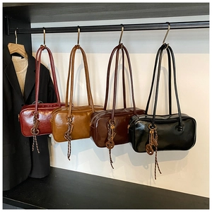 Sacs Boston rétro en cuir ciré pour femmes en quatre couleurs sur présentoir chic