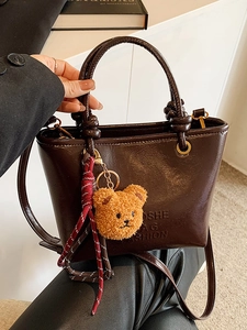 Borsa tote vintage in pelle PU marrone scuro con ciondolo orsetto e tracolla sottile