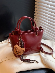 Borsa a secchiello bordeaux retrò in pelle con ciondolo a orsetto e manico in corda per donna