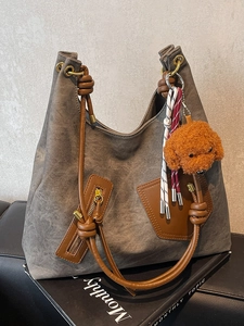Borsa tote in tela grigia con manici in pelle marrone e ciondolo a orsetto