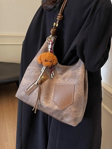 Borsa tote vintage in ecopelle grigio scuro con un simpatico ciondolo a forma di cane