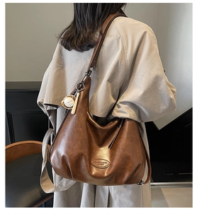 Borsa hobo in pelle marrone vintage con ciondolo da baseball vista dal retro