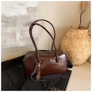 Détails du sac Boston en cuir ciré marron foncé avec charms chics et longues lanières