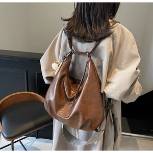 Borsa tote in pelle marrone con ciondolo da baseball e logo ovale impresso sulla base
