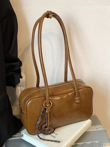 Sac à main Boston vintage en cuir ciré marron avec bandoulière et pendentif décoratif