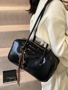 Sac Boston rétro en cuir ciré noir pour femme avec breloques clés et bandoulière élégante