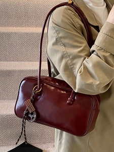 Sac à main Boston rétro en cuir ciré bordeaux pour femme au style vintage chic
