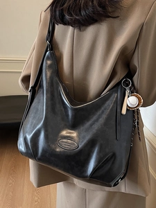 Borsa hobo retrò in pelle nera con logo fashion e ciondolo da baseball unico