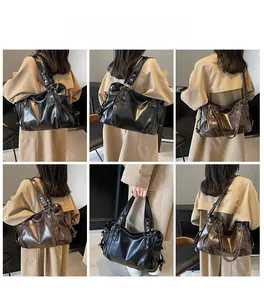 Détails du grand sac cabas en cuir PU noir et marron porté par le mannequin
