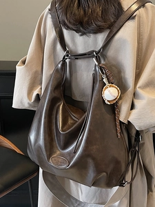 Borsa hobo in pelle testa di moro di grande capacità con ciondolo da baseball da donna