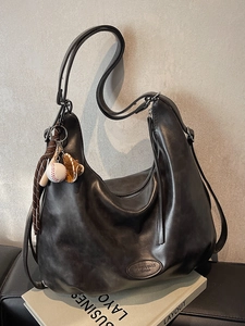 Borsa tote in pelle grigia opaca retrò con ciondolo da baseball su libri
