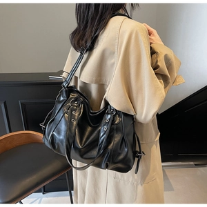 Détail du grand sac cabas plissé en cuir noir avec anneaux et bandoulière réglable
