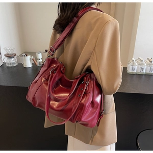 Vue détaillée du sac cabas bordeaux en cuir PU avec rivets et poignée souple