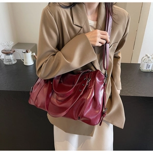 Détail du sac cabas bordeaux vintage en similicuir souple avec large bandoulière réglable