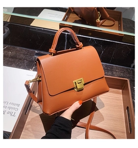 Détail du sac vintage marron avec boucle dorée et bandoulière réglable