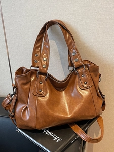 Grand sac cabas en similicuir marron avec poignées et bandoulière réglable en métal