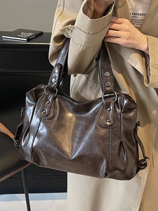 Sac fourre-tout en cuir marron vintage avec clous argentés et sangles réglables