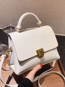 Sac à main trapèze blanc crème élégant pour femme avec boucle dorée et bandoulière