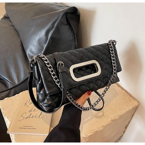 Details einer schwarzen gesteppten Ledertasche mit quadratischem Silbergriff und M-Logo