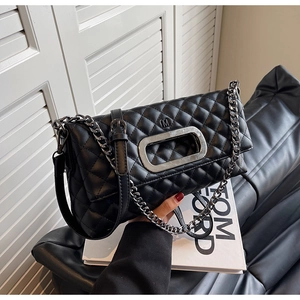 Detail der gesteppten Ledertasche mit glänzendem silbernem Rechteck Metallgriff
