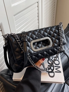 Schwarze gesteppte Leder-Tragetasche mit M-Logo aus Metall und modischem Kettenriemen