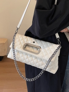 Elegante weiße Stepptasche mit silberner Kette und Metallgriff-Detail