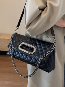 Modische schwarze gesteppte Tragetasche mit silbernem Metallgriff und Kettenriemen für Damen