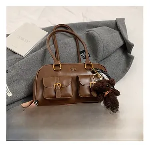 Detail der braunen Vintage-Umhängetasche mit zwei Taschen und goldenen Metallverschlüssen