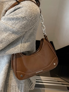 Sac à bandoulière marron en cuir brillant de style français avec chaîne argentée et rivets