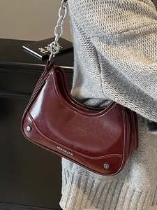 Sac à épaule français rouge vin en cuir verni avec une chaîne argentée chic pour femme