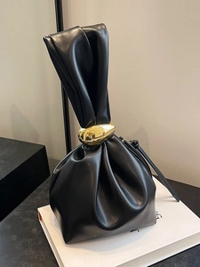 Sac à main nuage noir plissé chic avec fermoir métallique doré et finition en cuir souple
