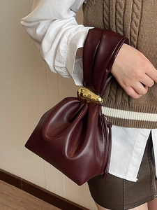 Sac nuage plissé bordeaux chic avec boucle en métal doré et texture en cuir souple