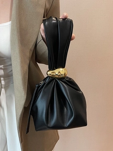 Sac à main nuage noir plissé chic avec fermoir doré élégant et design minimaliste
