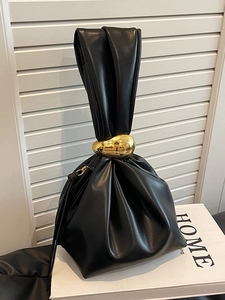Sac à main plissé noir minimaliste avec grande poignée anneau en métal doré et design chic