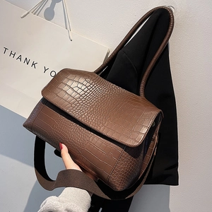 Sac fourre-tout marron foncé en similicuir à motif crocodile avec deux bandoulières d'usage
