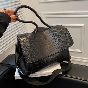 Sac fourre-tout noir à texture crocodile avec une large bandoulière polyvalente pour femme