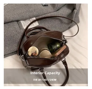 Détails montrant la capacité intérieure du sac à main bowling marron foncé