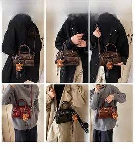 Vues multiples d'un sac bowling vintage avec breloque ours et écharpe en couleurs