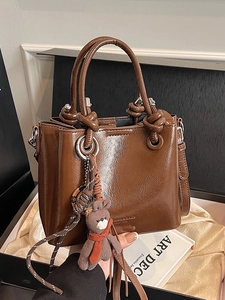 Sac Seau pour Femmes en Cuir PU à Cire d'Huile Sac Bandoulière Brillant Minimaliste Avec Pendentif Ours Sac à Main Polyvalent