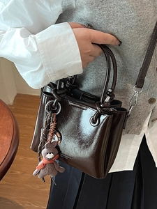 Sac seau premium en cuir ciré marron foncé avec poignée et charmant ours décoratif