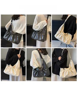 Detailansichten von plissierten Ledertragetaschen in Schwarz und Beige an der Schulter